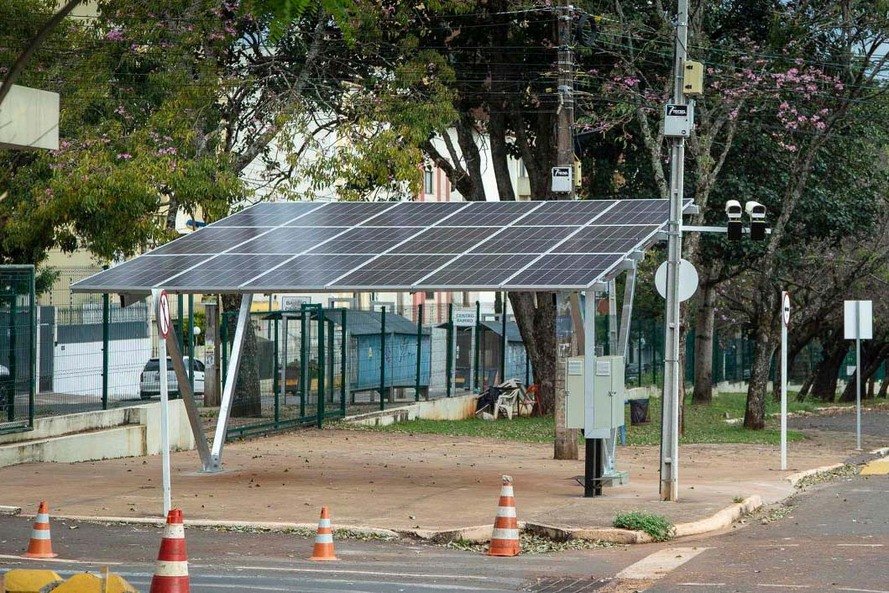 Projetos tem por objetivo gerar energia solar em escolas até o final de 2020